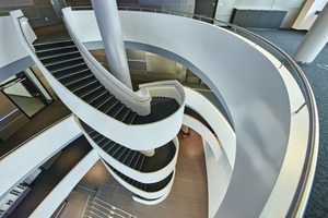  Gewendelte Treppe im Foyer des Wissenschafts- und Technologiezentrums WTZ III im Heilbronner Zukunftspark Wohlgelegen. 