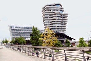  Ausgezeichnete Behnisch Architektur im Quartier Strandkai: Der Marco-Polo-Tower neben dem Unilever Haus an der Norderelbe unweit der Elbphilharmonie. 
