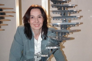  Zur Präsentation: Susanne Trappe-Jost zeigt ein Modell der S-Treppe 