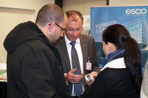  Angeregte Diskussionen bei der begleitenden Ausstellung 