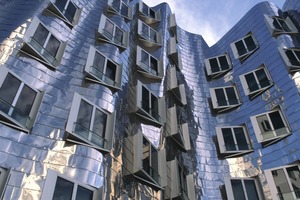  <div class="bildtext">Die Fassade eines der Gebäude von Frank O. Gehry  in Düsseldorf besteht aus reflektierendem Edelstahl.</div> 