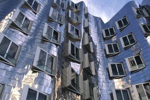  Die Fassade eines der Gebäude von Frank O. Gehry  in Düsseldorf besteht aus reflektierendem Edelstahl. 