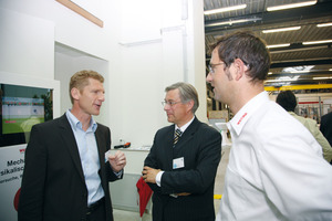  Im Gespräch: Axel Becker (l.), HBS-Chef Arnd Brinkmann (m.) und Claus Peuker (Leiter F&amp;E bei Hydro) 