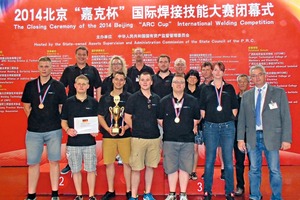  Das deutsche Team mit dem Pokal für den 1. Platz - Constanze Gebhardt (2.v.r.) u. Hans-Peter Lutz (3.v.r.) 