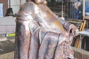  Seitenansicht des Bronze-Buddhas 