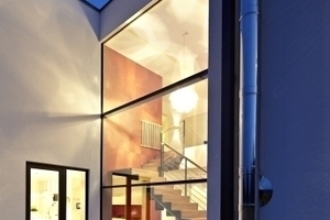  Die verglaste Treppenhausfassade misst 3,5&nbsp; x 6,0 m. 
