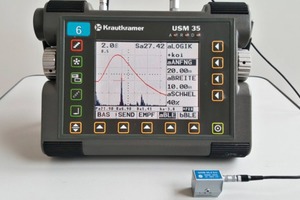  Das Ultraschallbild (A-Bild) zeigt eine Ungänze an. 