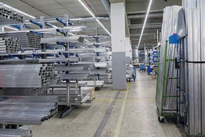  Der Vorrat an Profilen in der Werkshalle reicht für drei bis vier Stunden. Pro Tag werden im 2-Schicht-Betrieb 125 Tonnen Aluprofile verarbeitet. 
