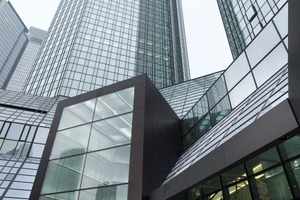  Es geht: LEED und DGNB-zertifiziert zugleich – ein Blick auf die Doppeltürme und den Eingang der Deutschen Bank. 