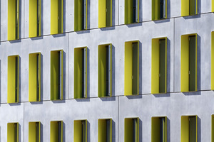  Gelbgrün- und Anthrazittöne verleihen der Fassade ein markantes Erscheinungsbild 