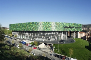  Auf einer Anhöhe in exponierter Lage steht die neue Bilbao Arena. 