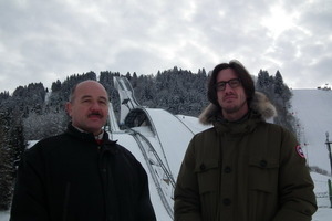  Die Garmischer Schanzanlage von unten mit Günter Dolezel (l.) und Markus Gehrle-Neff 