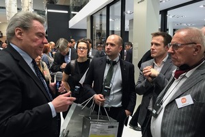  Mitglieder des österreichischen Aluminium-Fenster-Institutes führte Harald Wanke (l.) über den Schüco-Messestand. Er leitet bei Alu­königstahl in Wien Technik und Entwicklung International. 