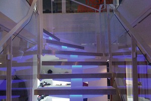  Pulverbeschichtete Treppenanlage mit integrierter LED-Beleuchtung in einem Einkaufscenter in Berlin-Steglitz. 