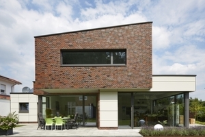  Das System Blockfenster AWS 75 BS.HI im Obergeschoss verleiht dem Einfamilienhaus eine besondere Architektur. 