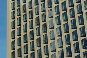  Aufgefächert: die Aluminium-Glas-Fassade 