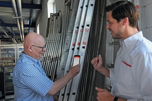  Christian Forster (l.) erfasst eine Leiter über einen Barcode mit der Hilti ON!Track-App auf dem Smartphone. Erst dann erhält sie der Monteur. 