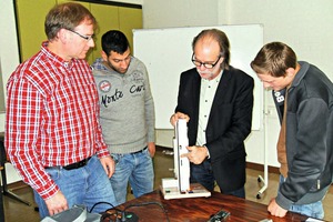  Berufsschüler mit dem Assa Abloy Experten Jochem Mülhausen (m.) und Oberstudienrat Michael Höhler (l.) im Gespräch. 