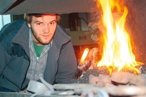  Obwohl Stefan Gruber in der Schreinerei seiner Eltern mit Holz aufgewachsen ist, hat er sich beruflich für Metall entschieden 