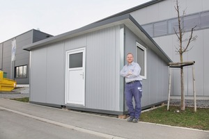  Ein „schnelles Zuhause“: Harald Steegmüller vor dem Prototyp. 