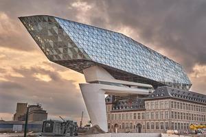  Zaha Hadid hat einen gläsernen Diamanten für die Welthauptstadt der Edelsteine entworfen.  