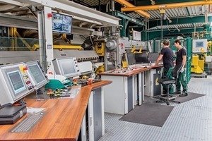  Schletter hat in der Zeit des Solarbooms eine hochtechnisierte Fertigung aufgebaut. Hier das Bedienpult der Strangpressanlage für Aluminiumprofile. 