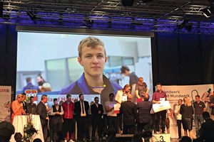  Siegerehrung beim Bundeslehrlingswettbewerb 2016 in der voestalpine stahlwelt in Linz: Roland Haberl gewann den ersten Preis in der Kategorie „­Metall-, Blech- und Stahlbautechnik“. 