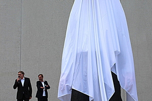  Der Bildhauer Stephan Balkenhol (l.) hat auf den Moment der Enthüllung gewartet. 