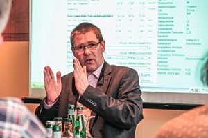 Seminarleiter Norbert Wunderlich von MKT erläutert die Änderungen im Glasbau durch die DIN 18008.  