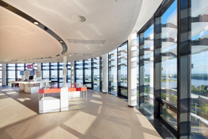  Geschosshohe Transparenz: Die polygonal montierte Elementfassade des 19-geschossigen Hochhauses. 