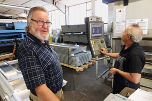  Geschäftsführender Gesellschafter Manfred Götz in der Werkstatt vor der 300-Tonnen-Abkantpresse von Darley. 