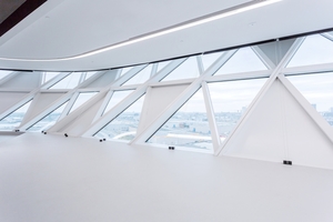  Der Wechsel von transparenten und opaken Fassadenelementen führt zu einer Brechung des Gebäudevolumens. 