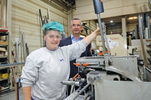  Ausbilder Ingo Hillebrand bestätigt Annabelle Wich Talent für den Metallbau. 