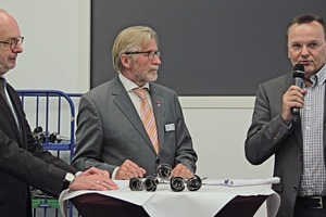  Siegfried Huhle (m.) wirbt für das Projekt Metallrose: Im Bild die Lehrer Thomas Baier (l.), Geschäftsführer von CARE-LINE Bildungsprojekte, und Klaus D. Leiendecker (r.) – Leiter der Werner-von-Siemens-Schule, Bochum. 