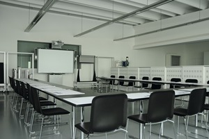  Im Schulungsraum wurden sowohl Montageplätze als auch zahlreiche PC-Arbeitsplätze eingerichtet 