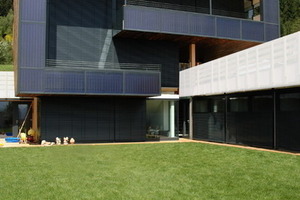  Diese Solaranlage der SIKO SOLAR GmbH ist architektonisch in die Fassade integriert 