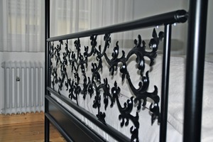  Das Bettgestell mit floralem Design ist eine Referenz für ein Unikat von Sundermann. 