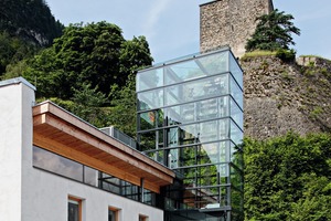  Beim Veranstaltungszentrum Malerwinkel in Rattenberg stammt die Stahl-Glas-Konstruktion des Liftturms von Guggenbichler. 