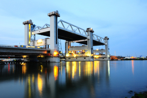  Bild von einer Brücke: Botlekbrug bei Nacht.  