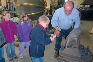  Der Kindergarten bei Sebastian Hoppen zu Besuch. Der Schmied gibt gerne den Kindern Einblick in das selten gewordene Traditionshandwerk.  