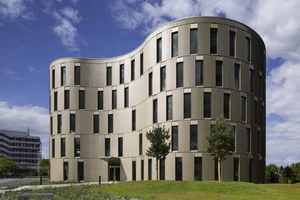 Mattgolden schimmert das neue Zentrum für molekulare Biowissenschaften an der Universität Kiel 
