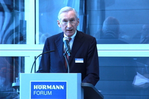  Der 75-jährige Thomas Hörmann hat das Forum eröffnet. 