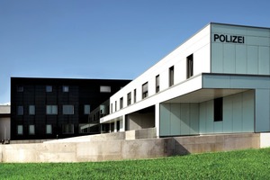  Das Polizeirevier Baunatal ist nicht nur mit moderner Sicherheitstechnik ausgestattet, sondern hat auch eine augenfällige Architektur. 