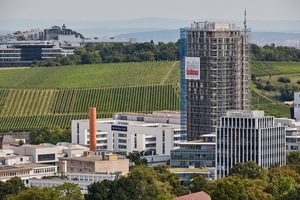  Der 75 Meter hohe Turm ist Erkennungszeichen des neuen Wohngebiets ganz in Nähe zum Naherholungsgebiet Killesberg in Stuttgart. 
