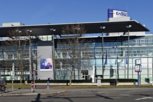  Die EnBW-Zentrale im Norden von Karlsruhe wurde 1996 gebaut. 2007 tauchten bauliche Schäden an der Fassade auf. 
