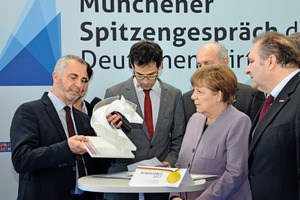  Bei ihrem Messebesuch hat sich Bundeskanzlerin Dr. Angela Merkel bei Johannes Schmid über das Handwerk von MetallArt informiert. 