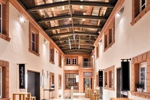  Eine stilvolle Dachkonstruktion für eine der Passagen des „Alten Hallenbades“ 