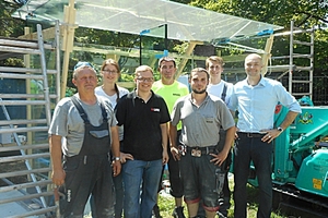  Prof. Christian Schuler (r.) hat mit einem Trupp seiner Studenten den Unterstand gefertigt und montiert. 