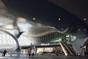  The station hall is characterised by a central, supporting element, which leads like a whirlpool from the vaulted ceiling into a floor gap.Die Bahnhofshalle ist von einem zentralen stützenartigen Element geprägt, das wie ein Strudel von der gewölbten Decke in einen Bodenspalt führt.  