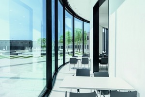  Konkav und konvex gebogene Glasscheiben aus Isolar Solarlux 71/40 bilden die Außenhaut des akzentuiert geschwungenen Gebäudes.  